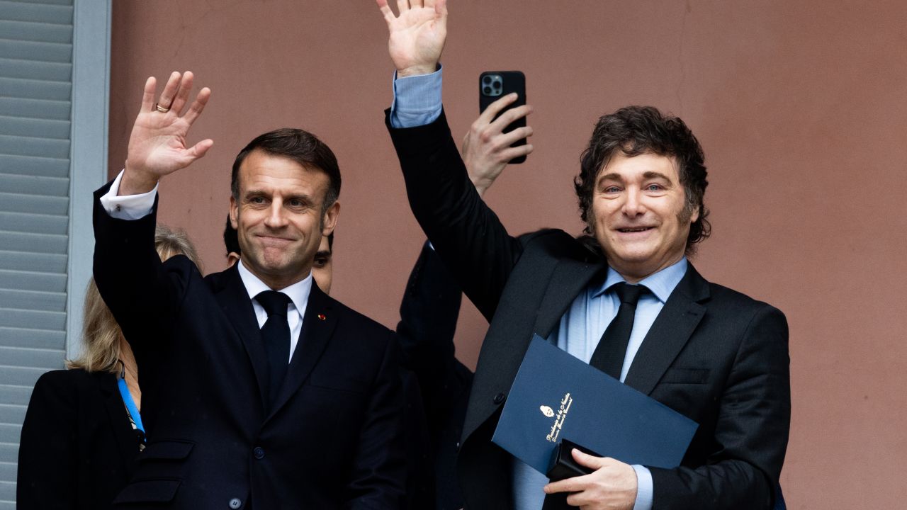 BUENOS AIRES, ARGENTINA - NOVEMBER 17: President of Argentina Javier Milei and President of France Emmanuel Macron wave from the Argentine Government house balcony during an official visit at Casa Rosada on November 17, 2024 in Buenos Aires, Argentina. Macron meets Javier Milei ahead the G20 Summit to take place on November 18 and 19 in Rio De Janeiro. (Photo by Tomas Cuesta/Getty Images)