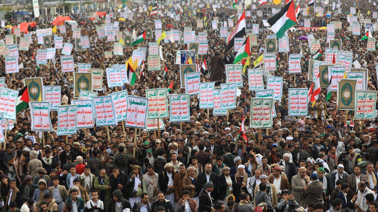 TOPSHOT - Yemenis attend a rally in solidarity with Palestine and Lebanon, in the Huthi-controlled Yemeni capital Sanaa on November 22, 2024. (Photo by Mohammed HUWAIS / AFP) (Photo by MOHAMMED HUWAIS/AFP via Getty Images)