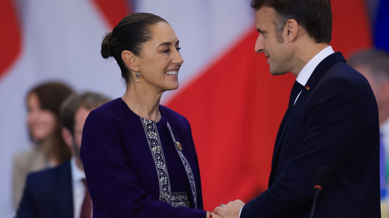 RIO DE JANEIRO, BRAZIL - NOVEMBER 18: Claudia Sheinbaum president of Mexico shakes hands with Emmanuel MMacron president of France as part of the G20 Summit 2024 at Museu de Arte Moderna on November 18, 2024 in Rio de Janeiro, Brazil. The 2024 G20 Summit takes place in Brazil for the first time. The event gathers leaders of the most important economies. Starvation, sustainable development and social inclusion are some of the issues to be during the summit. (Photo by Buda Mendes/Getty Images)