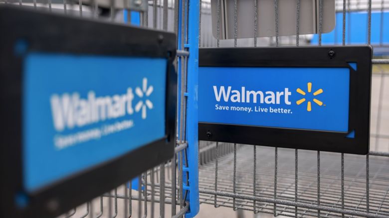 Un carrito de Walmart afuera de un Supercenter en Miami, Florida.