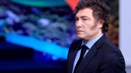 Javier Milei presidente de Argentina mira después de participar en una sesión de trabajo como parte de la Cumbre del G20 Río de Janeiro 2024 en el Museu de Arte Moderna el 19 de noviembre de 2024 en Río de Janeiro, Brasil. La Cumbre del G20 2024 se celebra por primera vez en Brasil. El evento reúne a los líderes de las economías más importantes. El hambre, el desarrollo sostenible y la inclusión social son algunos de los temas que se tratarán durante la cumbre. (Foto de Buda Mendes/Getty Images).