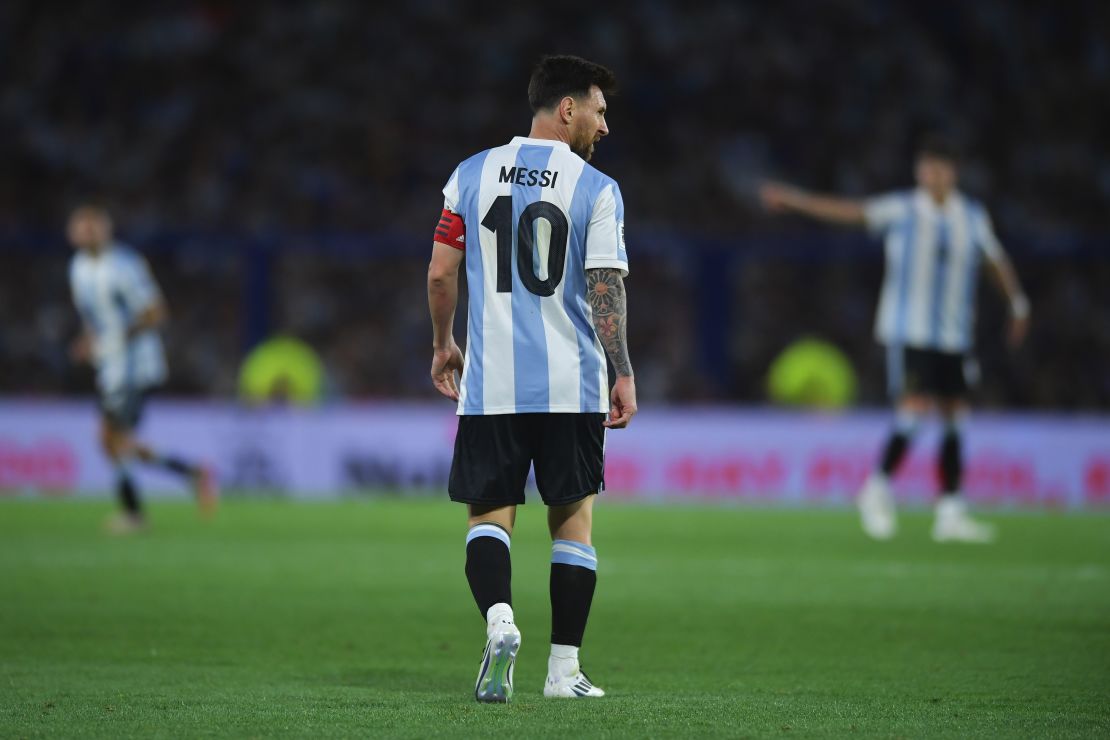 Lionel Messi de Argentina reacciona durante el partido de clasificación sudamericana al Mundial de la FIFA 2026 entre Argentina y Perú en el Estadio Alberto J. Armando el 19 de noviembre de 2024 en Buenos Aires, Argentina.