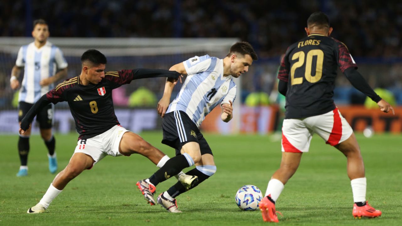 BUENOS AIRES, ARGENTINA - NOVEMBER 19: Giovani Lo Celso of Argentina battles for possession with Piero Quispe of Peru during the South American FIFA World Cup 2026 Qualifier match between Argentina and Peru at Estadio Alberto J. Armando on November 19, 2024 in Buenos Aires, Argentina. (Photo by Daniel Jayo/Getty Images)