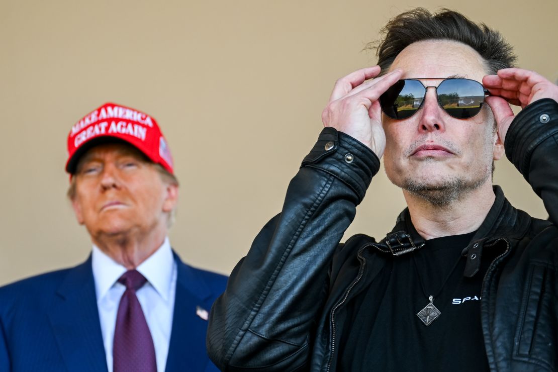 El presidente de EE.UU., Donald Trump, y Elon Musk miran el lanzamiento de la sexta prueba del cohete de SpaceX Starship, el 19 de Noviembre del 2024, en Brownsville, Texas.