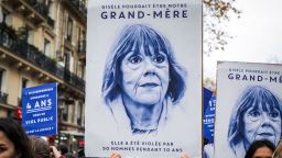 Manifestantes de Némesis con un cartel con el retrato de Gisele Pelicot y el mensaje "Gisele podría ser nuestra abuela, fue violada por 50 hombres durante 10 años" durante la manifestación en París, Francia, el 23 de noviembre de 2024.