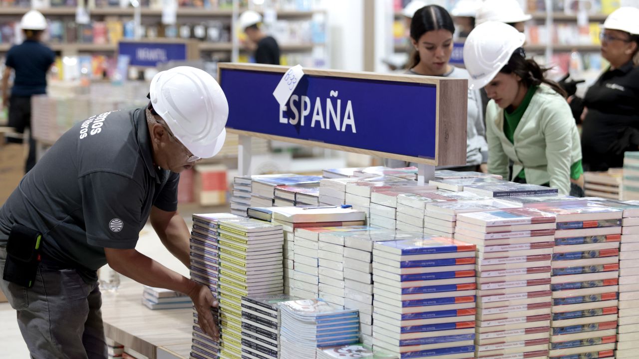 Workers wearing hard hats organize books from publishers during preparations prior to the opening of the 38th edition of the Guadalajara International Book Fair in Guadalajara, Mexico, on November 29, 2024. The 38th edition of Guadalajara International Book Fair will be held from November 30 to December 8, with Spain as the guest of honor. (Photo by ULISES RUIZ / AFP) (Photo by ULISES RUIZ/AFP via Getty Images)