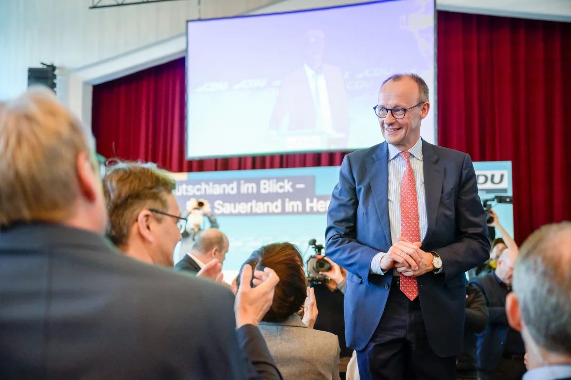 Friedrich Merz, líder de los democristianos alemanes (CDU), es visto en su distrito electoral durante un acto en el que le confirmaron como candidato de su partido a la Cancillería el 30 de noviembre.