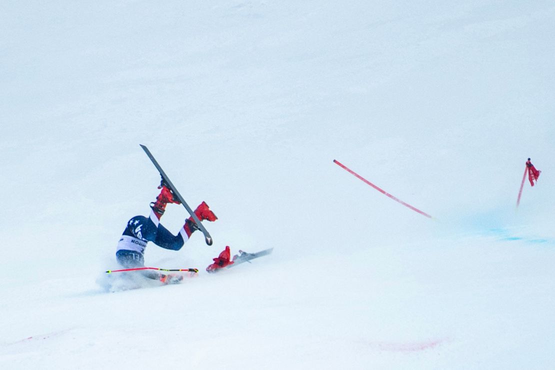 Mikaela Shiffrin crashes in the giant slalom in Killington, Vermont, on November 30, 2024.