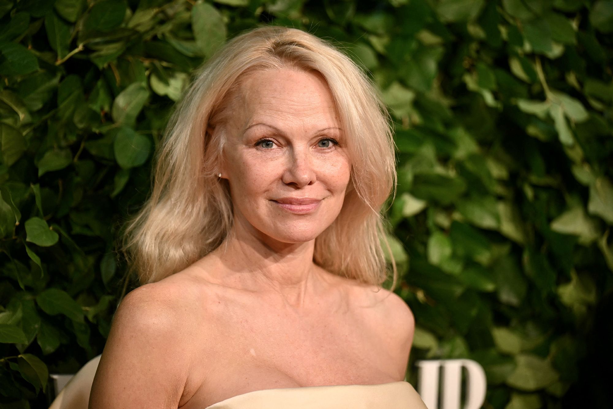 Look of the Week: Pamela Anderson’s still repping her bare face