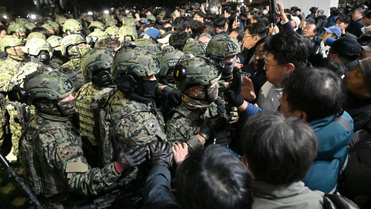 TOPSHOT - Soldiers try to enter the National Assembly building in Seoul on December 4 2024, after South Korea President Yoon Suk Yeol declared martial law. South Korea's President Yoon Suk Yeol on December 3 declared martial law, accusing the opposition of being "anti-state forces" and saying he was acting to protect the country from "threats" posed by the North. (Photo by Jung Yeon-je / AFP) (Photo by JUNG YEON-JE/AFP via Getty Images)