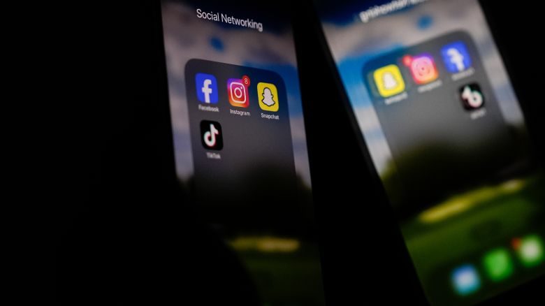 En esta ilustración fotográfica, se muestran aplicaciones de redes sociales en la pantalla de un teléfono el 30 de noviembre de 2024.