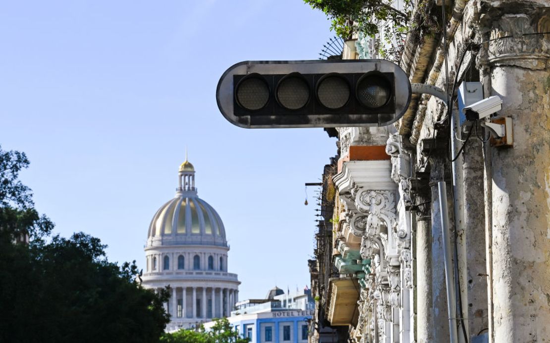 Un semáforo apagado tras un corte de energía en La Habana el 4 de diciembre de 2024