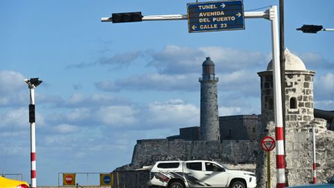 Un semáforo apagado durante la caída de la red eléctrica en La Habana el 4 de diciembre de 2024