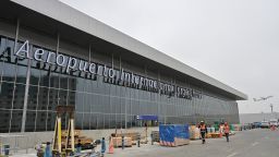 Trabajadores caminan frente a las nuevas instalaciones en construcción en el Aeropuerto Internacional Jorge Chávez en el Callao, Perú, el 5 de diciembre de 2024.
