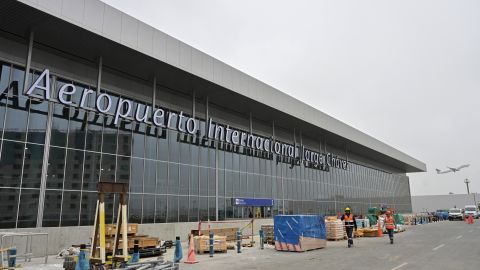 Trabajadores caminan frente a las nuevas instalaciones en construcción en el Aeropuerto Internacional Jorge Chávez en el Callao, Perú, el 5 de diciembre de 2024.