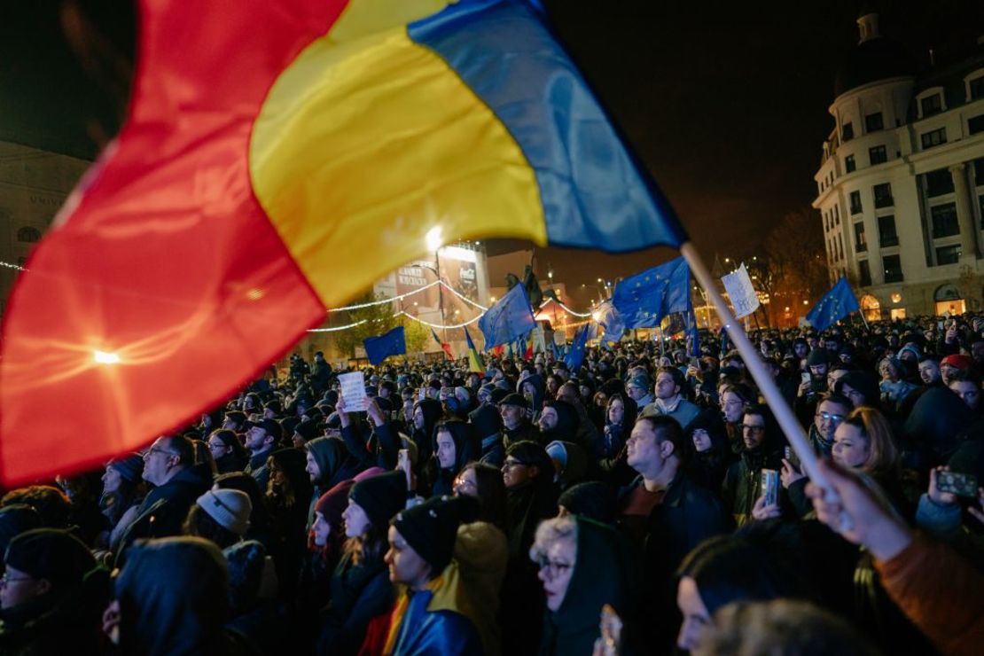 Un grupo de personas participa en una manifestación proeuropea en Bucarest el 5 de diciembre.