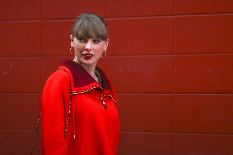 Taylor Swift gifts children's hospital patient a twinning outfit | CNN