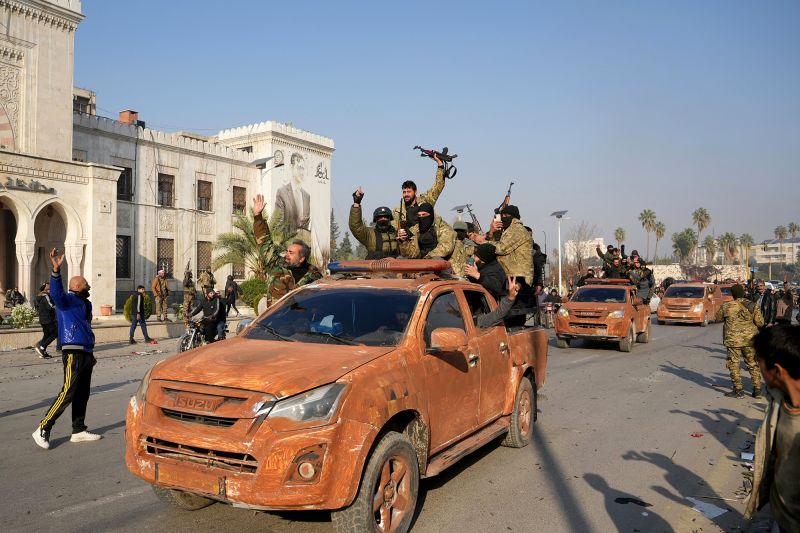 Centenas fogem da cidade síria de Homs enquanto rebeldes avançam mais para o sul. - jili slot