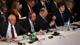 El presidente de Brasil, Luiz Inacio Lula da Silva; junto al ministro de su país de Minas y Energía, Alexandre Silveira; el canciller de Argentina, Gerardo Werthein; el presidente de Argentina, Javier Milei, y el ministro de Economía, Luis Caputo, en la última cumbre del Mercosur, en Montevideo,  el 6 de diciembre de 2024.