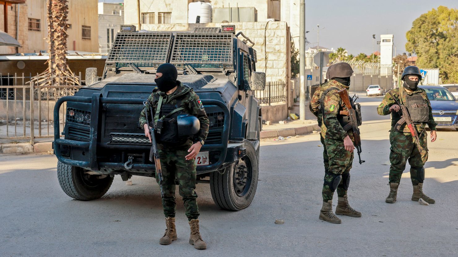 a-new-front-in-the-middle-east-militants-battle-palestinian-authority-in-sprawling-refugee-camp