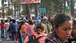 Personas esperan afuera del Hospital de Maternidad Perinatal 'Mónica Pretelini Saenz' luego de que se confirmara la presencia de la bacteria "Klebsiella oxytoca" en Toluca, Estado de México, México, el 6 de diciembre de 2024.