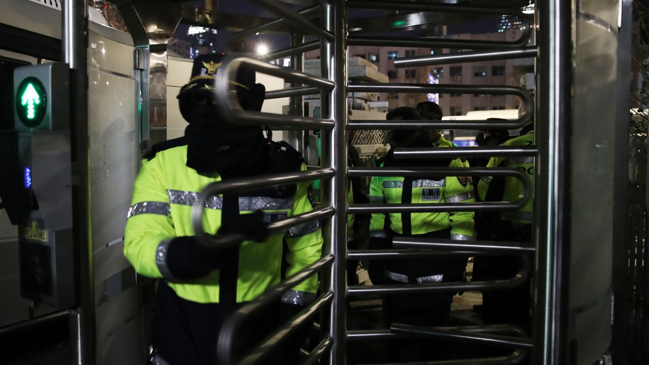 SEOUL, SOUTH KOREA - DECEMBER 04: Policemen enter the National Assembly on December 04, 2024 in Seoul, South Korea. South Korean lawmakers voted to lift the declaration of emergency martial law announced earlier by President Yoon Suk Yeol in a televised speech. Since taking office two years ago, Mr Yoon has struggled to push his agendas against an opposition-controlled parliament. (Photo by Chung Sung-Jun/Getty Images)