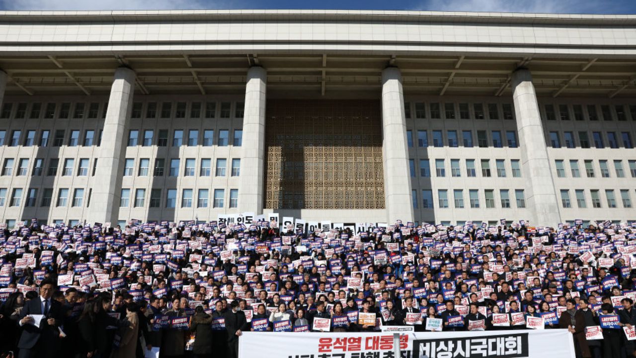 SEOUL, SOUTH KOREA - DECEMBER 04: Lawmakers and of the South Korea's main opposition Democratic Party (DP) demonstrate against the country's president at the National Assembly on December 04, 2024 in Seoul, South Korea. South Korean lawmakers voted to lift the declaration of emergency martial law announced earlier by President Yoon Suk Yeol in a televised speech. Since taking office two years ago, Mr Yoon has struggled to push his agendas against an opposition-controlled parliament. (Photo by Chung Sung-Jun/Getty Images)