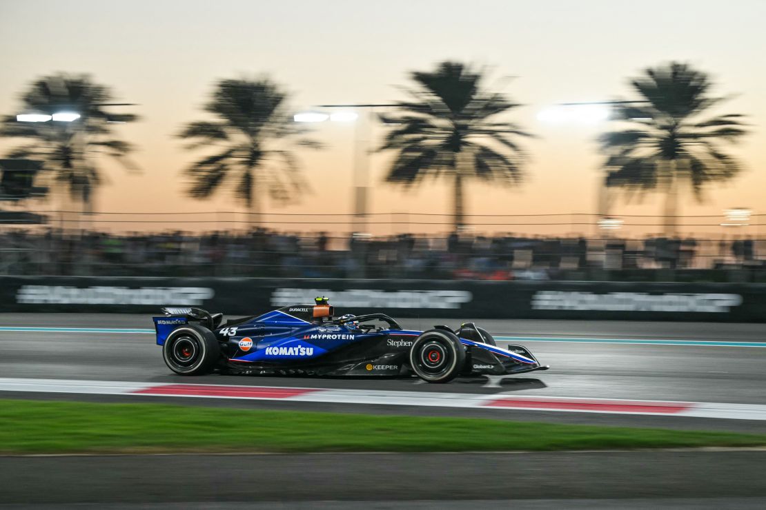 El piloto argentino de Williams, Franco Colapinto, conduce durante el Gran Premio de Fórmula Uno de Abu Dhabi en el circuito Yas Marina el 8 de diciembre de 2024.