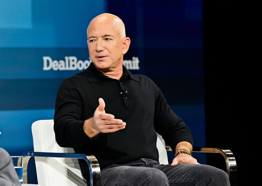 Jeff Bezos parla sul palco durante il New York Times Dealbook Summit 2024 al Jazz at Lincoln Center di New York City, mercoledì.