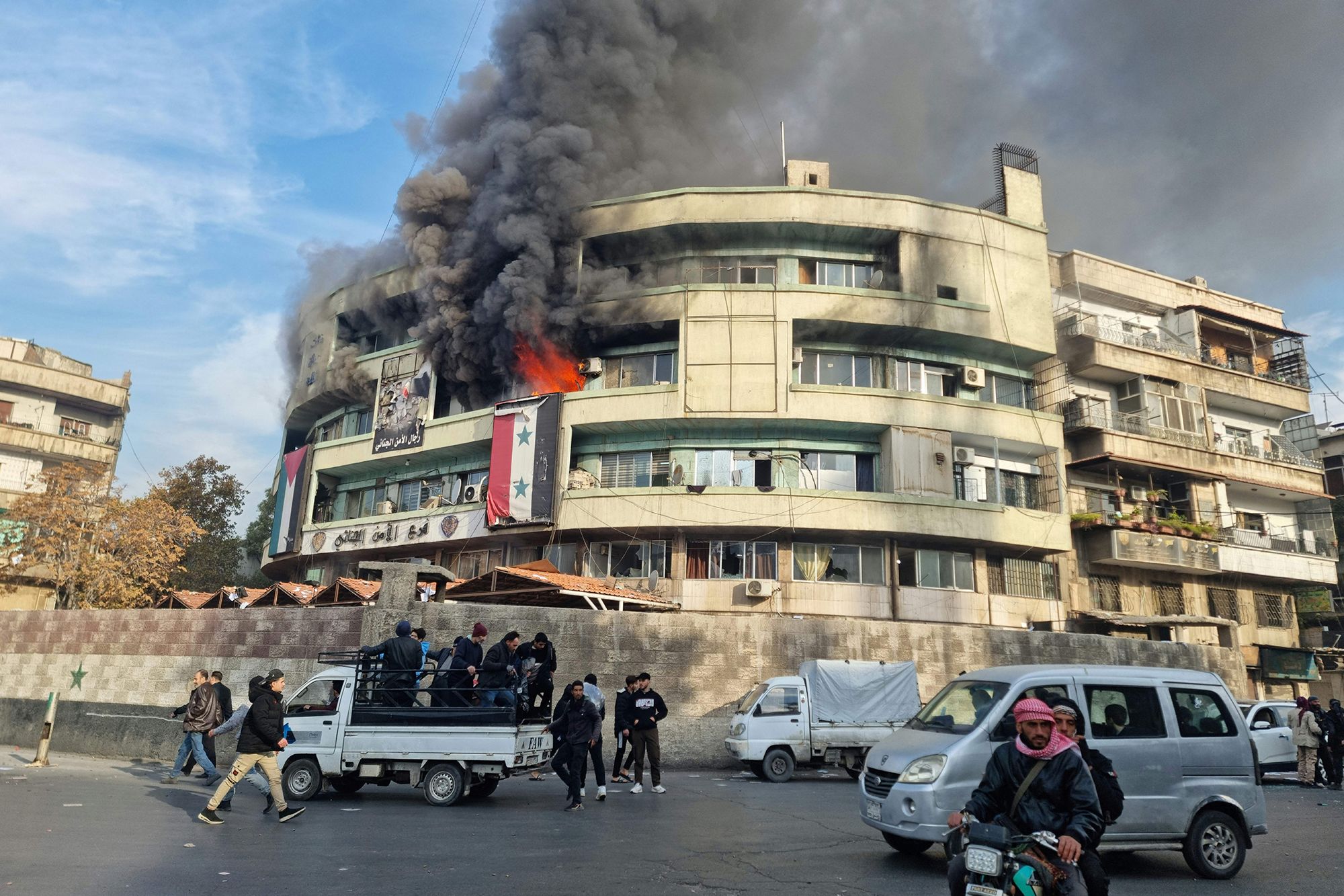 النيران تعم مبنى الأمن الجنائي في دمشق