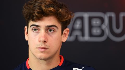 Franco Colapinto de Argentina y Williams asisten a la conferencia de prensa de pilotos durante las presentaciones previas al Gran Premio de F1 de Abu Dhabi en el Circuito Yas Marina el 5 de diciembre de 2024 en Abu Dhabi, Emiratos Árabes Unidos.