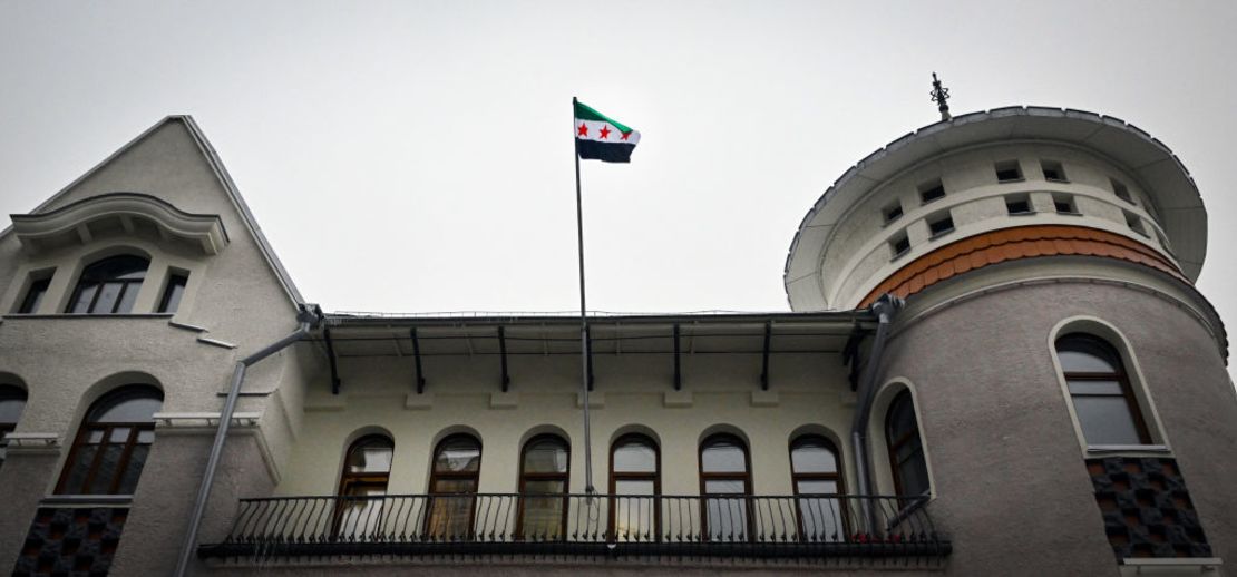 La bandera de la oposición siria ondea sobre la embajada de Siria en Moscú el 9 de diciembre de 2024.