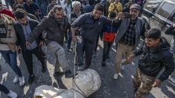 Ciudadanos sirios derriban estatuas de Hafez al-Assad, padre de Bashar al-Assad, en Damasco, Siria, el 9 de diciembre de 2024.