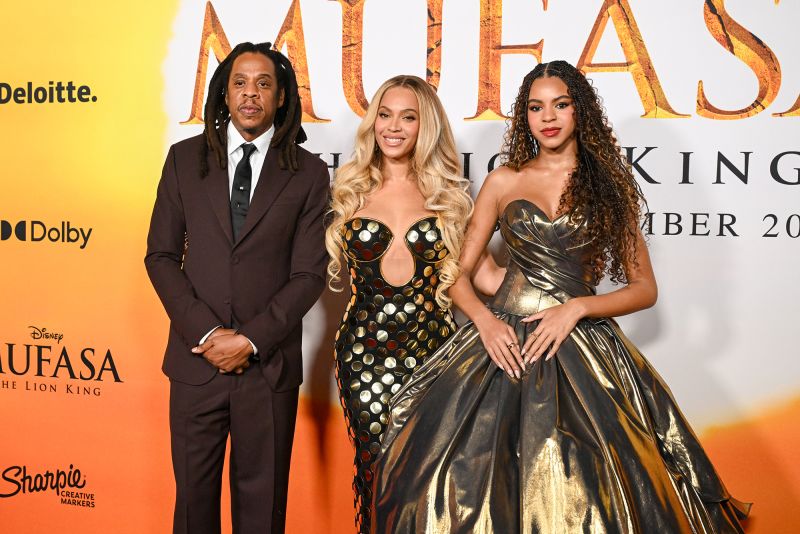 Jay-Z e Beyoncé se juntam à filha Blue Ivy no tapete vermelho após o rapper ser acusado de assédio s