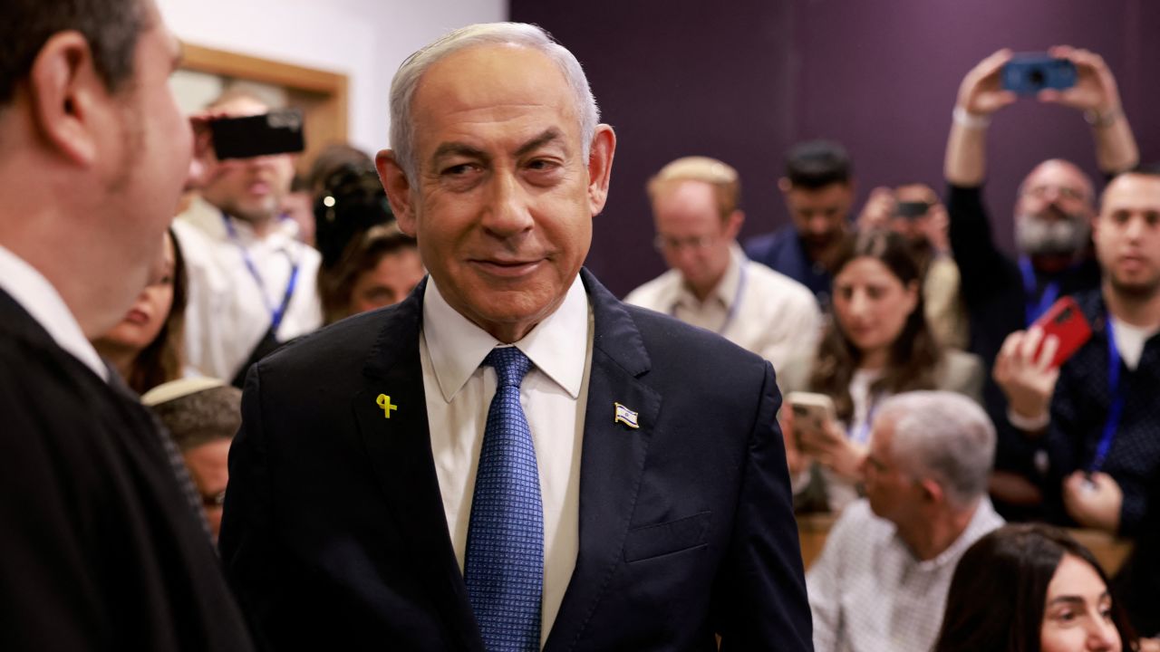 TOPSHOT - Israeli Prime Minister Benjamin Netanyahu arrives at the district court in Tel Aviv for his hearing on corruption charges on December 10, 2024. Netanyahu, the first sitting prime minister of Israel to face a criminal trial, testified for the first time when his corruption case resumed on December 10 on charges of bribery, fraud and breach of public trust in three separate cases. (Photo by Menahem Kahana / POOL / AFP) (Photo by MENAHEM KAHANA/POOL/AFP via Getty Images)