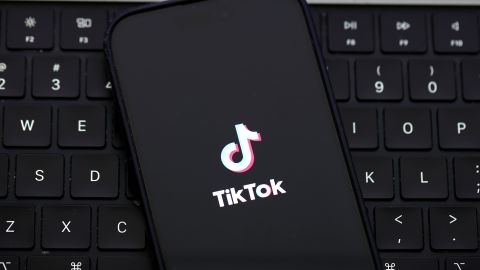 En esta ilustración fotográfica, el logotipo de TikTok se muestra en la pantalla de un iPhone el 6 de diciembre de 2024 en San Anselmo, California.