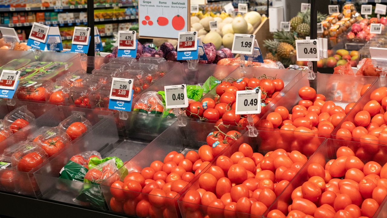 Se ven productos a la venta en una tienda de comestibles AmazonFresh en Federal Way, Washington, el 12 de diciembre.