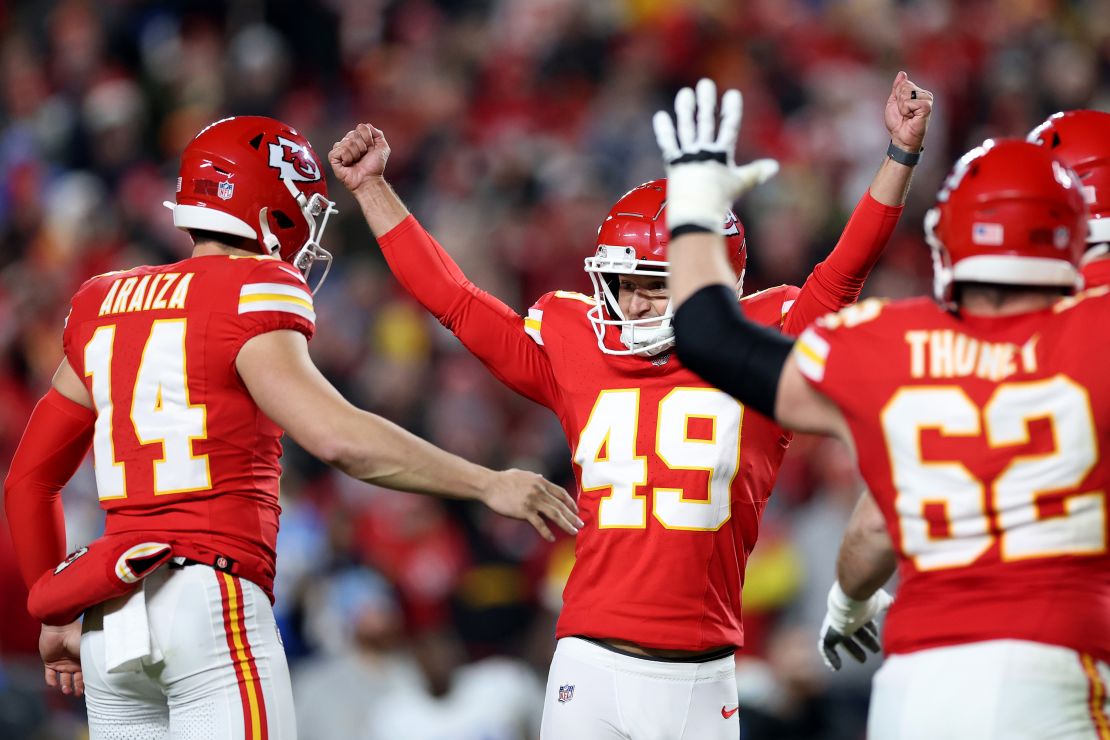 KANSAS CITY, MISSOURI - 08 DE DEZEMBRO: Matthew Wright nº 49 do Kansas City Chiefs comemora o field goal da vitória com Matt Araiza nº 14 durante a fala do quarto quarto no GEHA Field no Arrowhead Stadium em 08 de dezembro de 2024 em Kansas City, Missouri. (Foto de Jamie Squire/Getty Images)