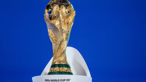 El trofeo de la Copa Mundial de la FIFA se muestra antes del sorteo de la fase de clasificación europea para la Copa Mundial de la FIFA 2026 en la sede de la FIFA en Zúrich, el 13 de diciembre de 2024.