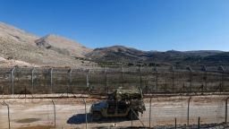 Un jeep del ejército israelí circula por la zona de amortiguación que separa a las fuerzas israelíes y sirias en los Altos del Golán, el 14 de diciembre de 2024.