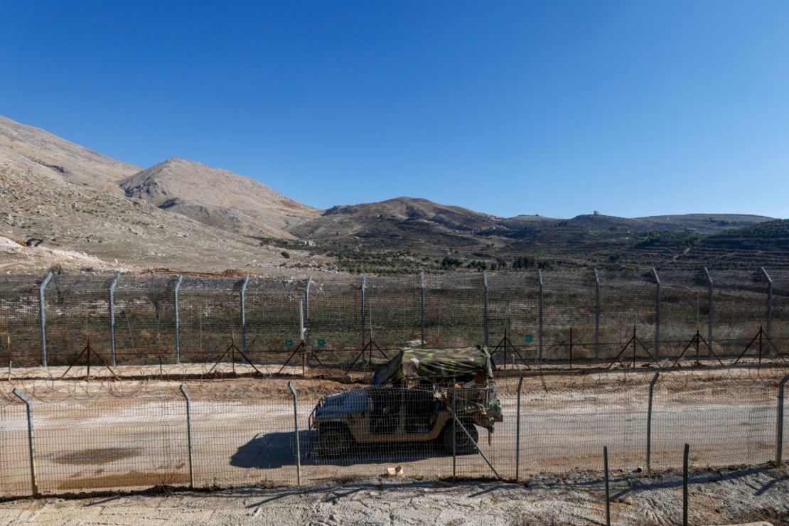 Un vehículo del ejército israelí circula por la zona de amortiguación que separa a las fuerzas israelíes y sirias en los Altos del Golán, el 14 de diciembre de 2024.