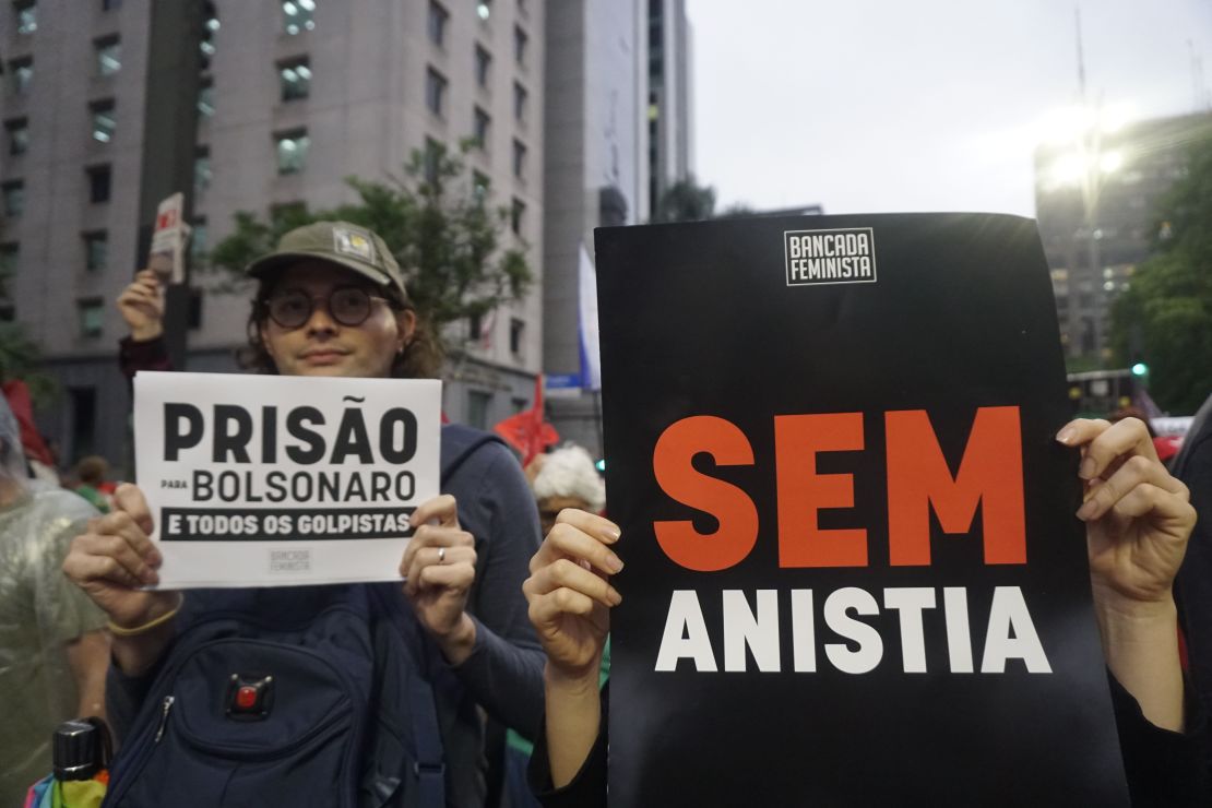 Manifestantes sostienen pancartas exigiendo el encarcelamiento del expresidente brasileño Jair Bolsonaro durante una protesta en defensa de la democracia en São Paulo, el martes 10 de diciembre de 2024.