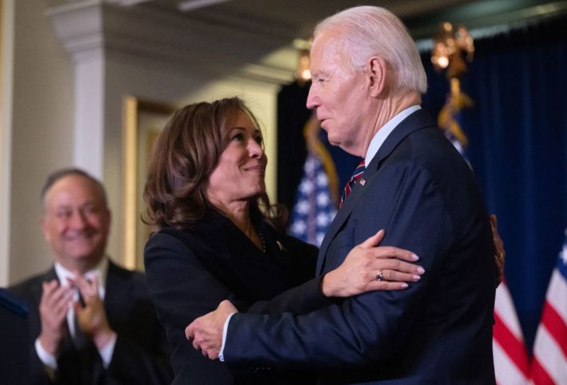 La vicepresidenta Kamala Harris abraza al presidente Joe Biden antes de hablar durante la recepción navideña del Comité Nacional Demócrata en Washington el 15 de diciembre de 2024.