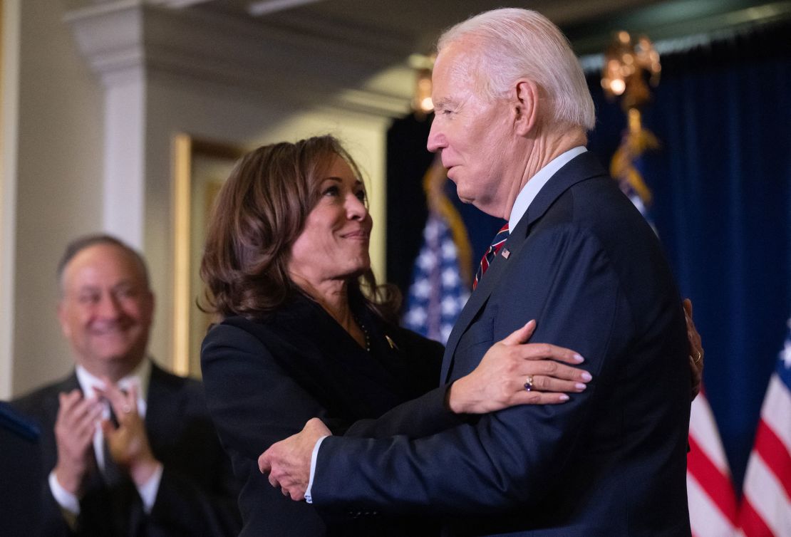 La vicepresidenta Kamala Harris abraza al presidente Joe Biden antes de hablar en la recepción navideña del Comité Nacional Demócrata en Washington, D.C., el 15 de diciembre de 2024.