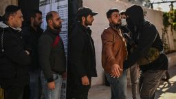 Soldados y policías sirios hacen fila para registrarse en un centro en Daraa, en el sur de Siria, y entregar sus armas el 17 de diciembre.