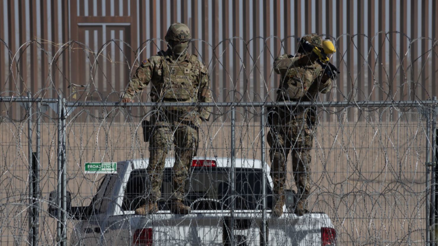  de la Guardia Nacional del Ejército de Texas vigilan a los migrantes a lo largo de la frontera entre Estados Unidos y México en Ciudad Juárez, Chihuahua, el miércoles 18 de diciembre de 2024.