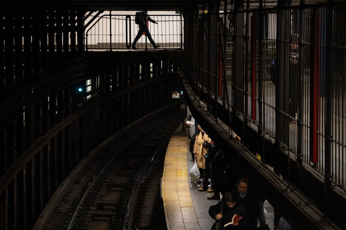 Forensen op het 14th Street-Union Square Subway Station in New York op 20 december 2024.