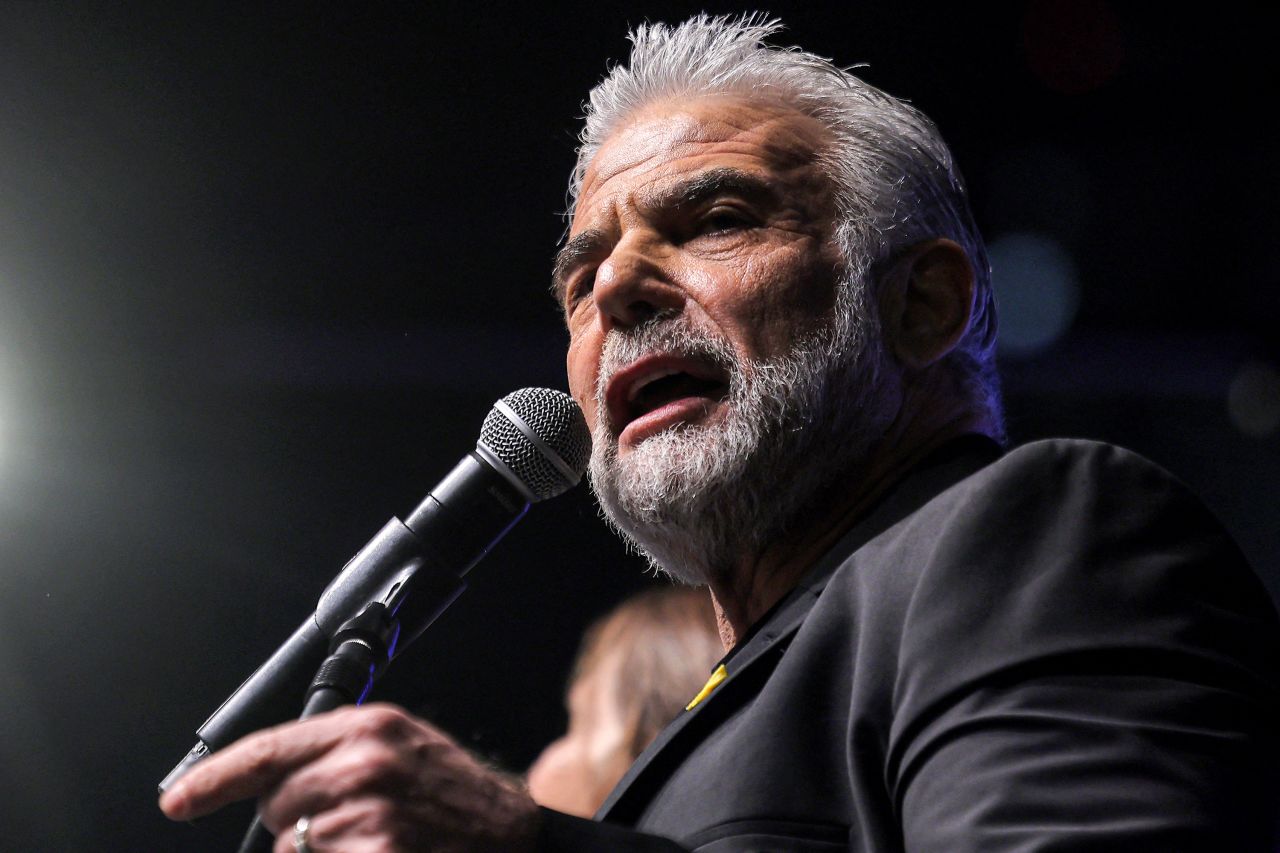 İsrailli muhalefet lideri Yair Lapid, 21 Aralık 2024'te İsrail'in Tel Aviv kentinde düzenlenen hükümet karşıtı protestoda konuşuyor.