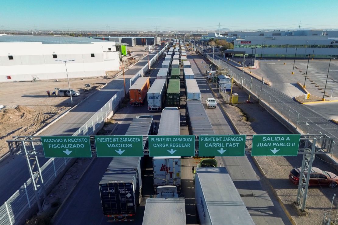 Trekkers staan ​​in de rij bij de Ysleta-Zaragoza International Bridge-haven van binnenkomst, aan de Amerikaans-Mexicaanse grens in Juarez, in de staat Chihuahua, Mexico, op vrijdag 20 december 2024. De nieuwgekozen president Donald Trump beloofde een heffing van 25% op te leggen tarief op alle producten uit Mexico en Canada.