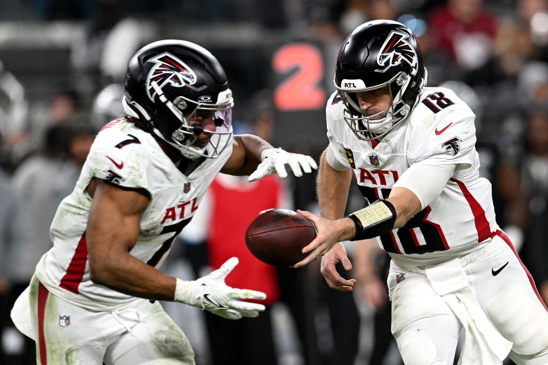 Kirk Cousins hands the ball to Bijan Robinson against the Las Vegas Raiders.